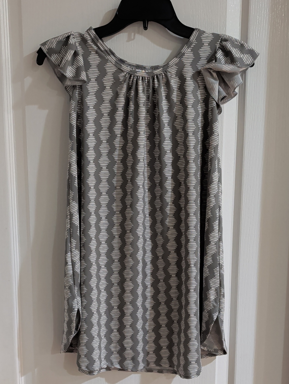 Dot Dot Smile Gray and White Patterned Flutter Sleeve Dress Sz 7